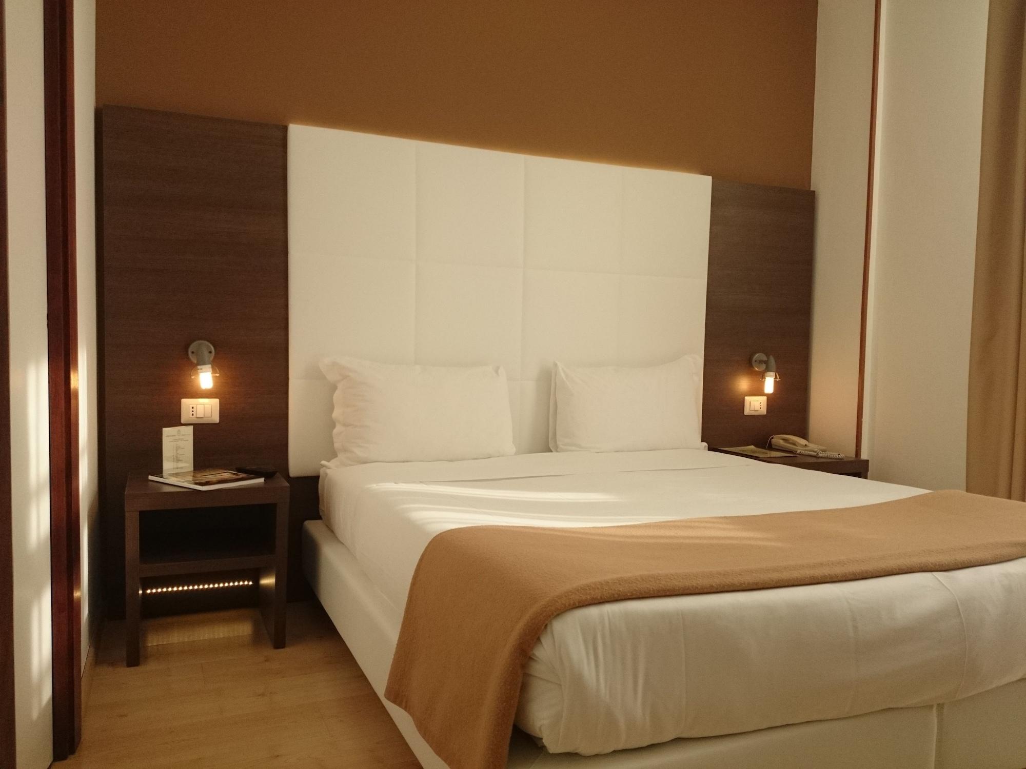 Ambassador-Monaco Hotel Ngoại thất bức ảnh