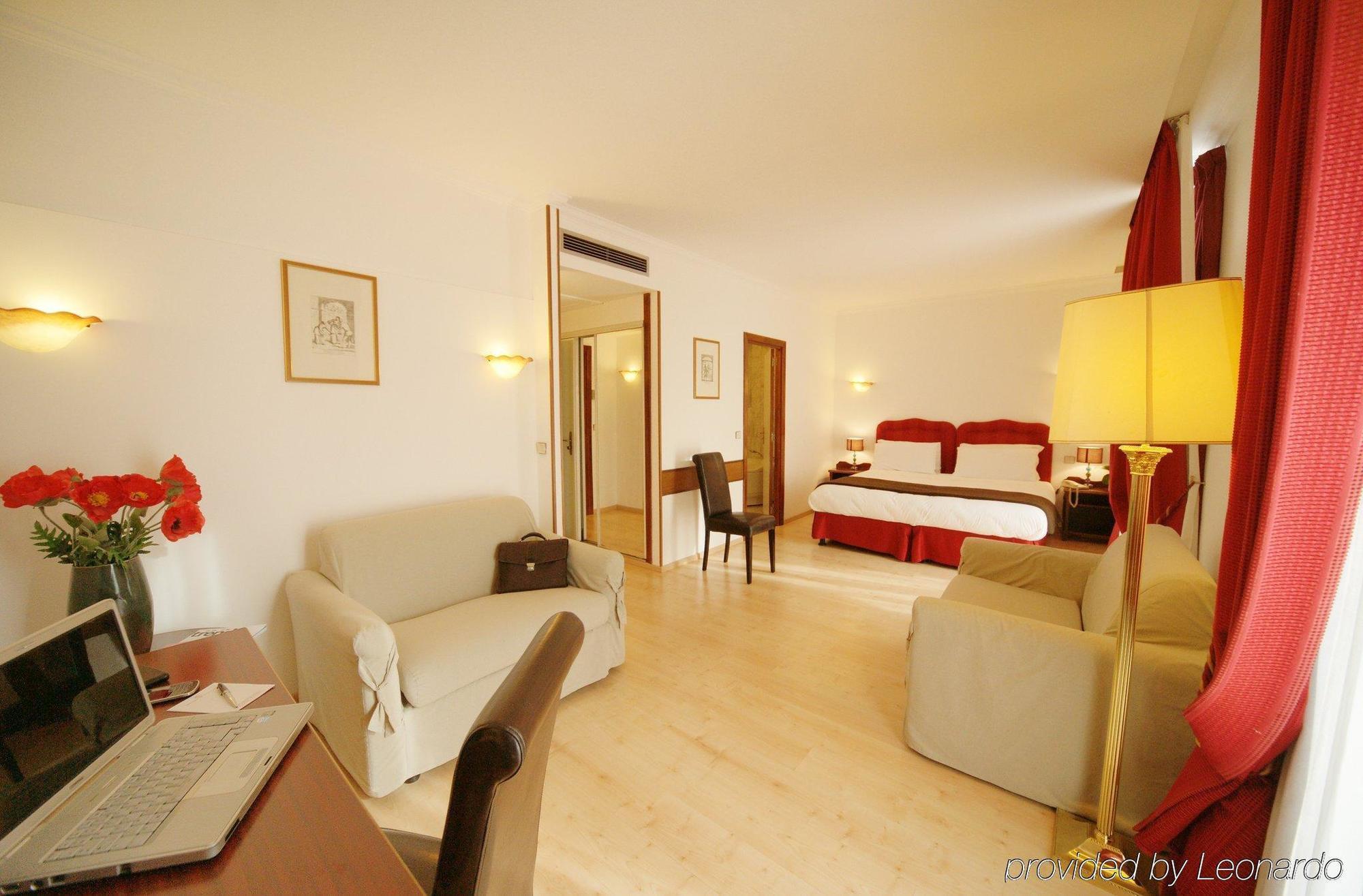 Ambassador-Monaco Hotel Phòng bức ảnh